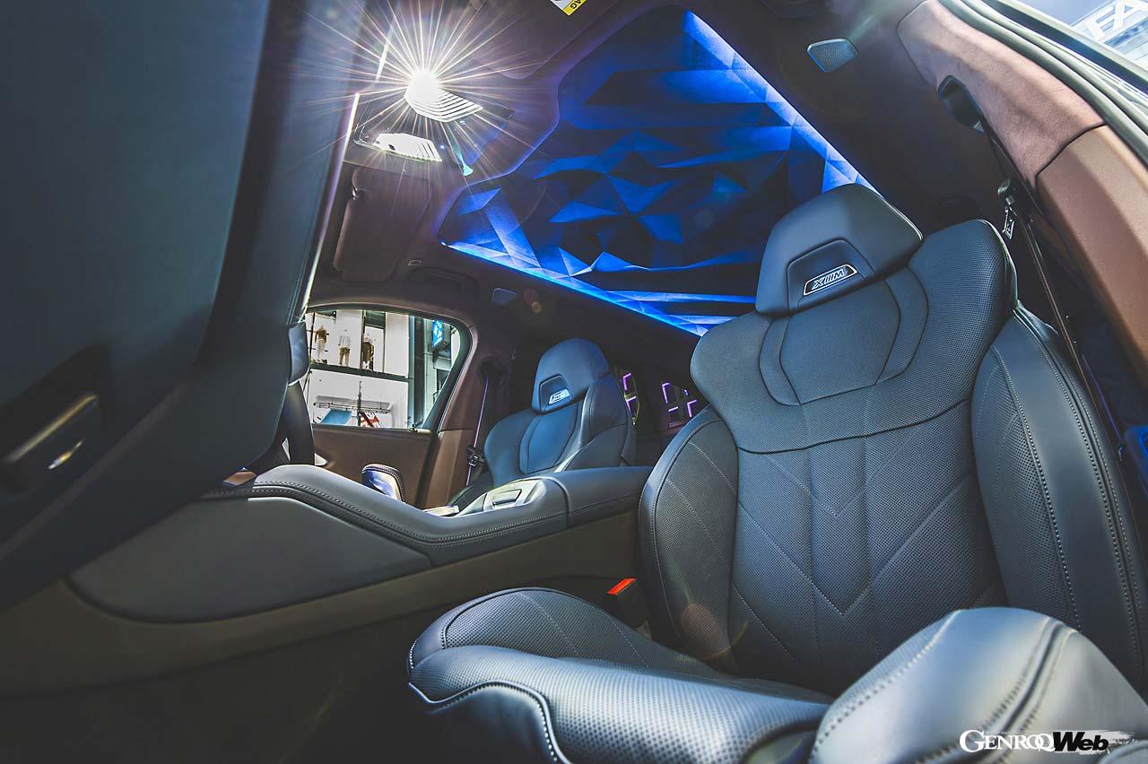 広大な居住性はBMWのフラッグシップSUVならでは。上質なレザーがふんだんに使われる。