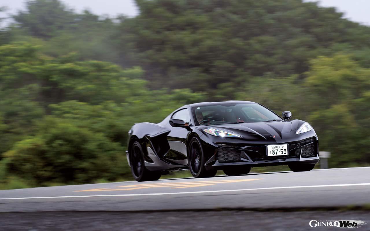 ノーマルより張り出したフェンダーが圧巻。ウイング付きZ07パッケージではないが、張り出したフェンダーとフロントの形状違いがZ06を主張する。