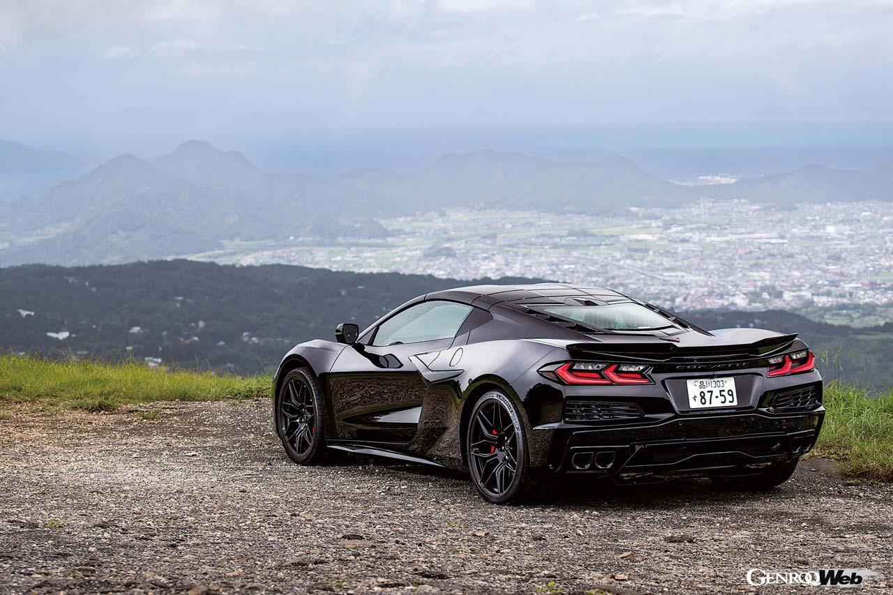 全幅2025mmの超ワイドボディが迫力。日本仕様は左右4本出しのマフラーとなるが、北米仕様はセンター4本出しだ。