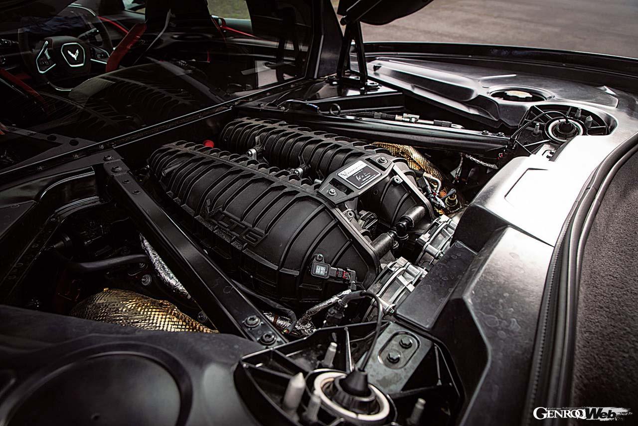 ミッドに搭載されるのはフラットプレーンクランクの5.5リッターV8DOHC自然吸気。ひとりが1基の組み立てを担当し、ヘッドには担当者のネームプレートが装着される。