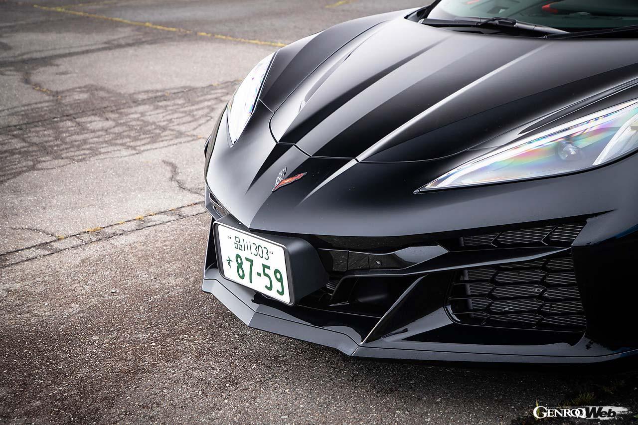 両サイドとセンターに備わるラジエーターに対応し、フロントバンパーもZ06専用デザインとなる。