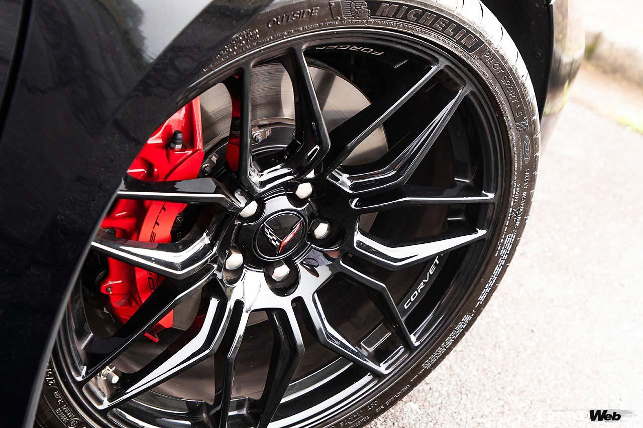 フロントキャリパーは6ポットに強化し、ローター径もフロント370mm、リヤ380mmに拡大。装着タイヤはミシュランのパイロットスポーツ4S。