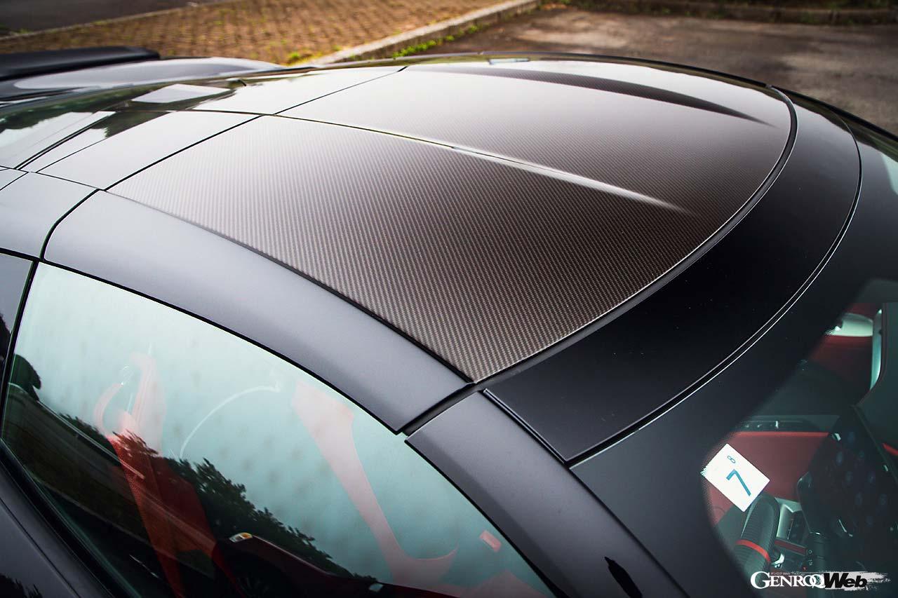 標準モデルと同様にルーフは脱着が可能。手動だが、カーボン製なので非常に軽い。