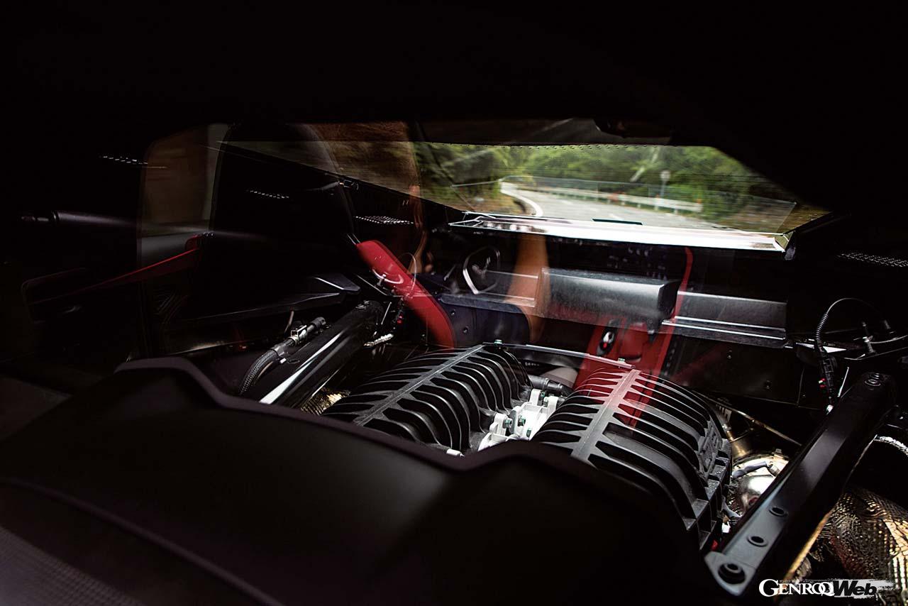 “スポーツ”モードに切り替えるとサウンドは明らかにラウドさを増すV8自然吸気。