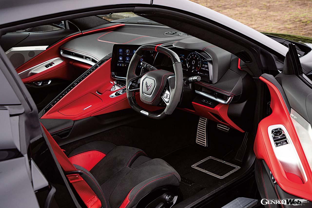 変形ステアリングはカーボンとアルカンターラのコンビとなる。レッドゾーンが8500rpmから始まるというのが高回転ユニットの証。