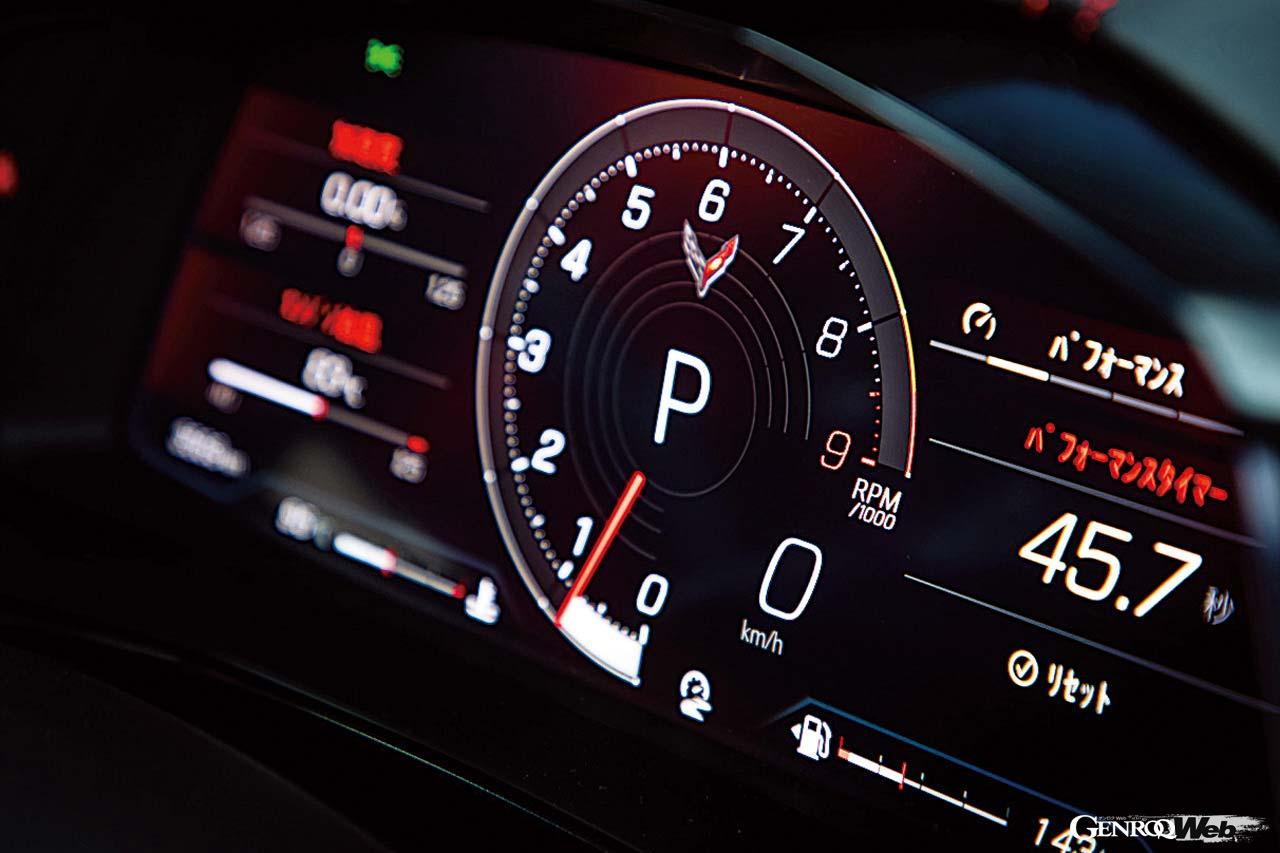 変形ステアリングはカーボンとアルカンターラのコンビとなる。レッドゾーンが8500rpmから始まるというのが高回転ユニットの証。