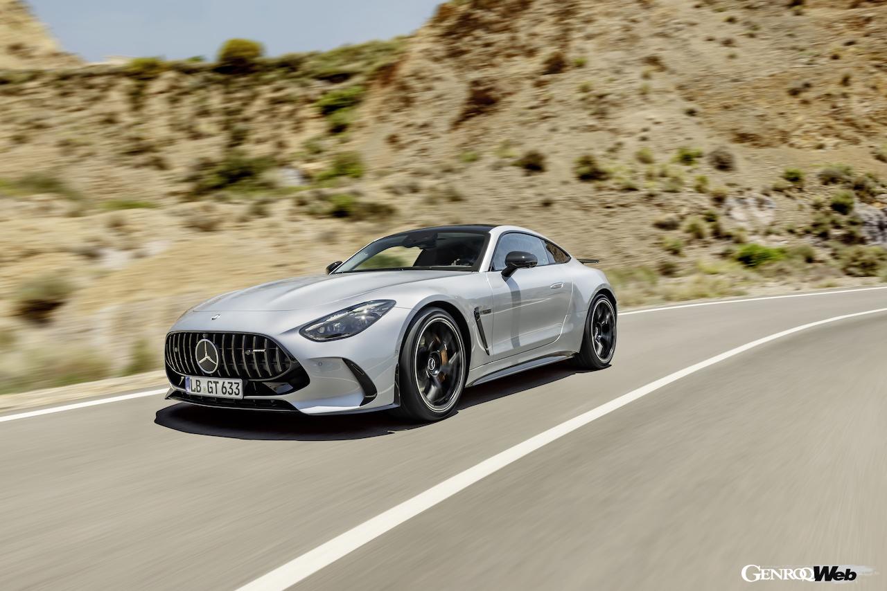 新型「メルセデスAMG GT クーペ」の走行シーン。