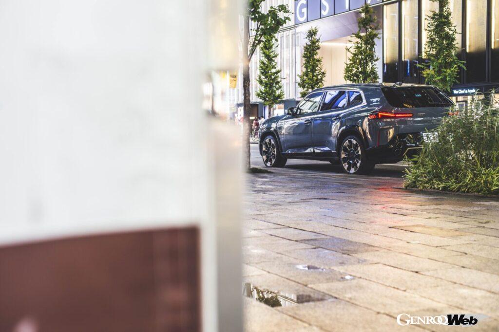 銀座の街に溶け込むBMW XM