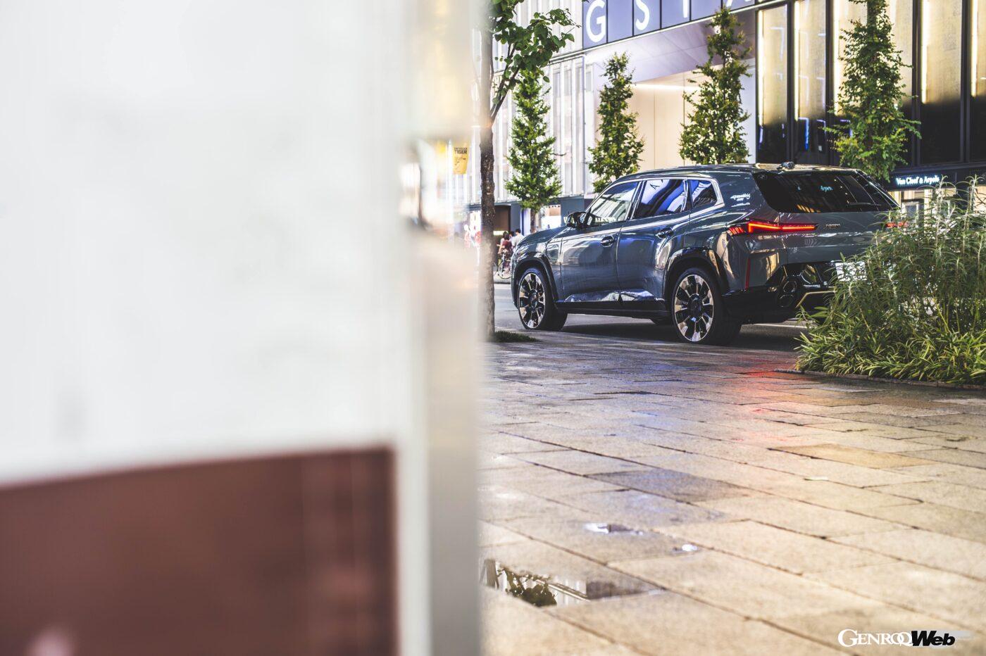 銀座の街に溶け込むBMW XM