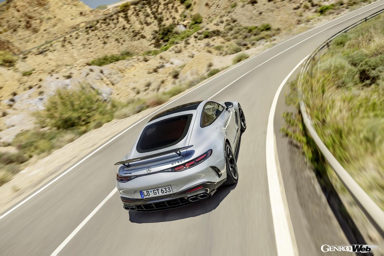 新型「メルセデスAMG GT クーペ」の走行シーン。