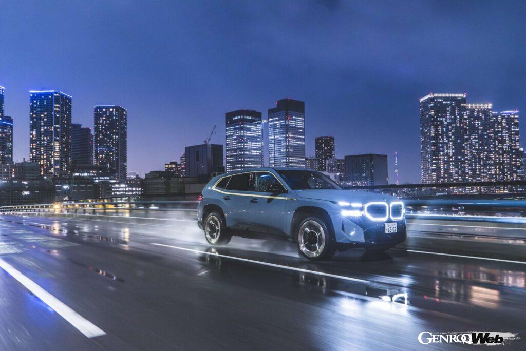 夜の東京を疾走るBMW XM