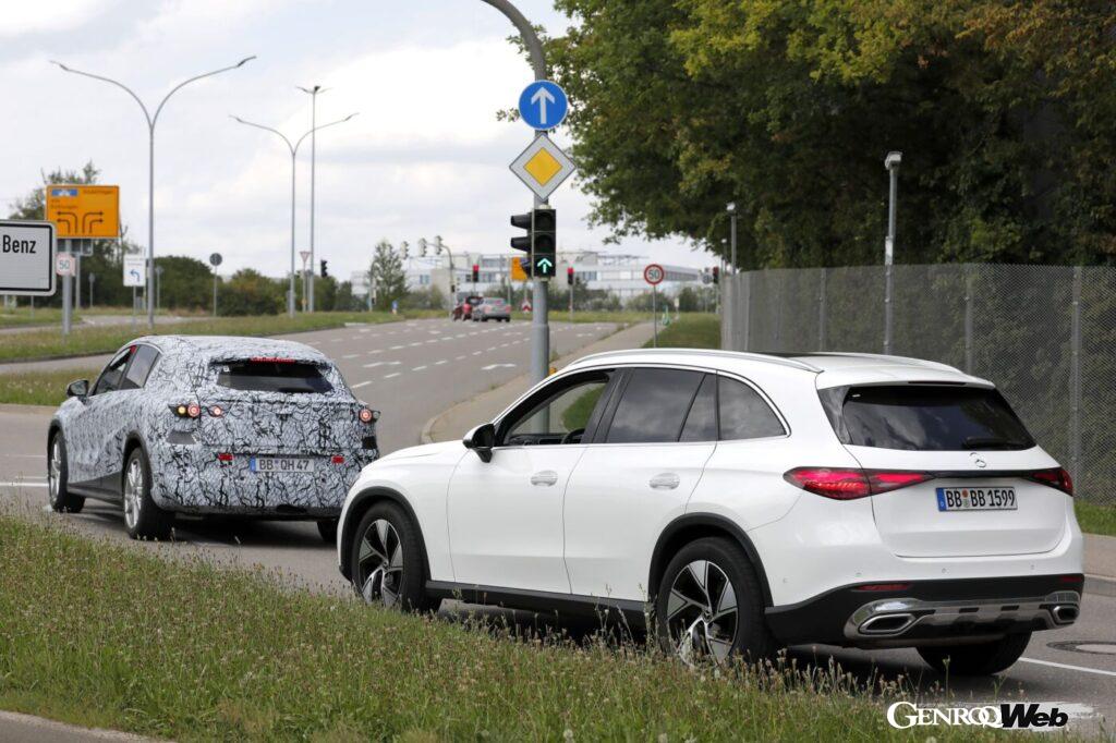 現行GLCと共にテスト走行に出かける次期型EQC SUV。