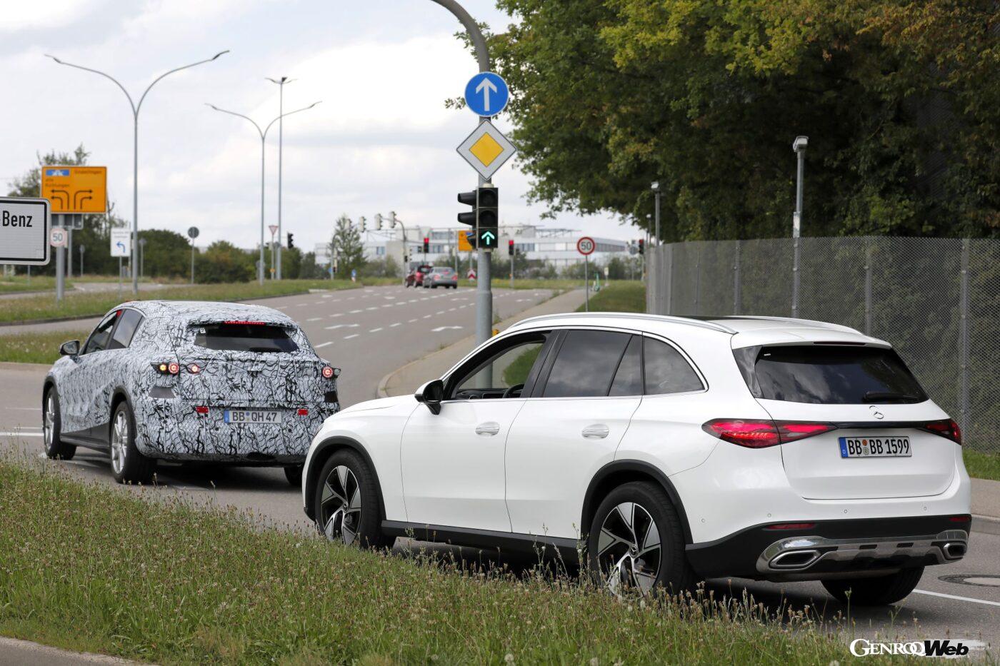 現行GLCと共にテスト走行に出かける次期型EQC SUV。
