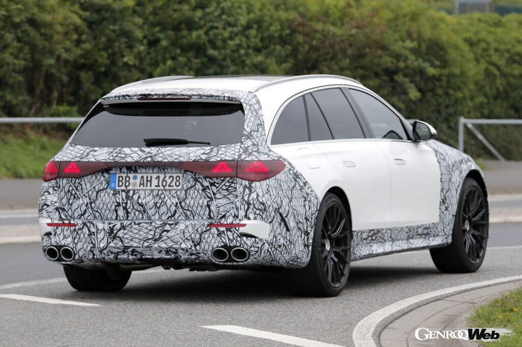 リヤはAMGらしい造形のバンパーと4本のエキゾーストで迫力のある印象を受ける。