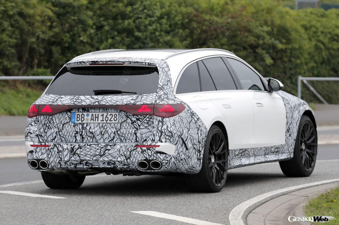 リヤはAMGらしい造形のバンパーと4本のエキゾーストで迫力のある印象を受ける。