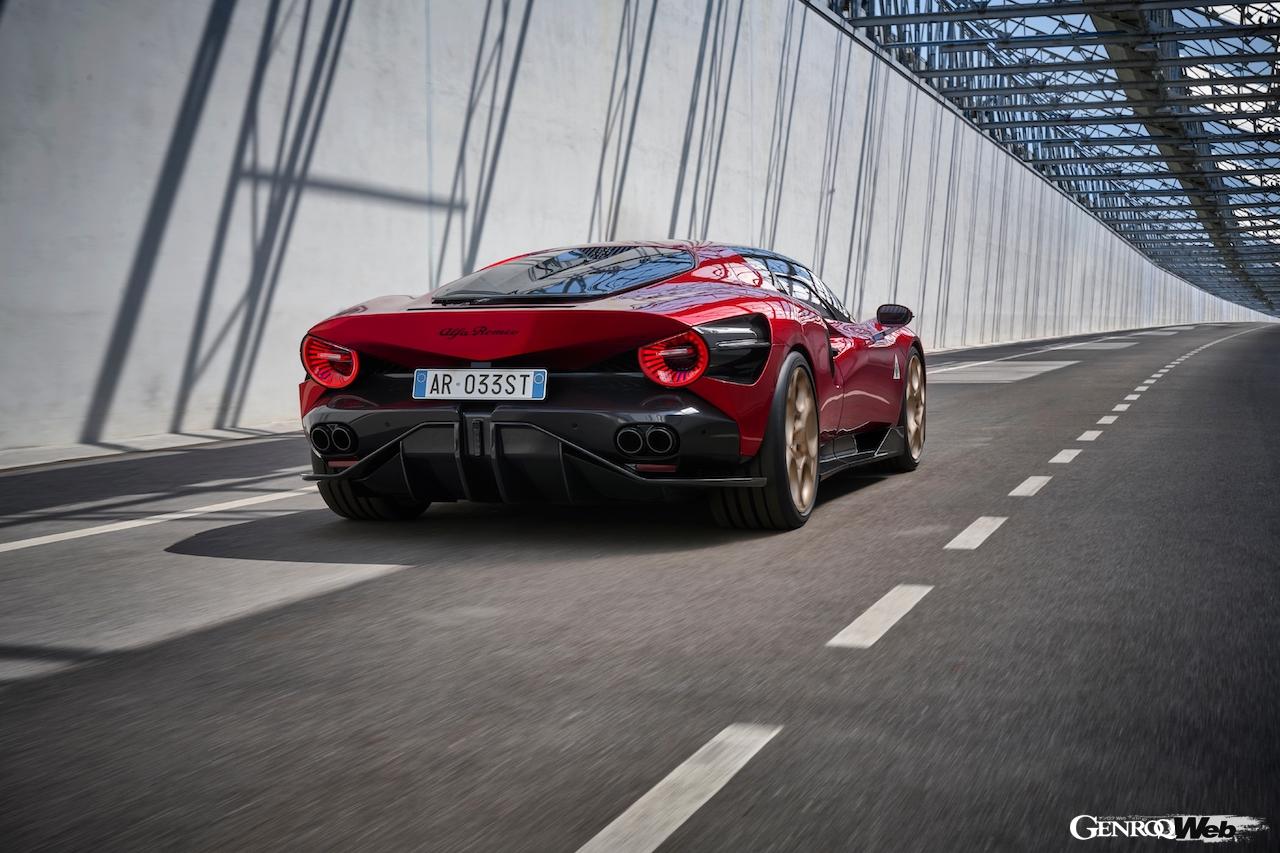 33台限定のスペシャルモデル「アルファロメオ 33 33 ストラダーレ」の走行シーン。