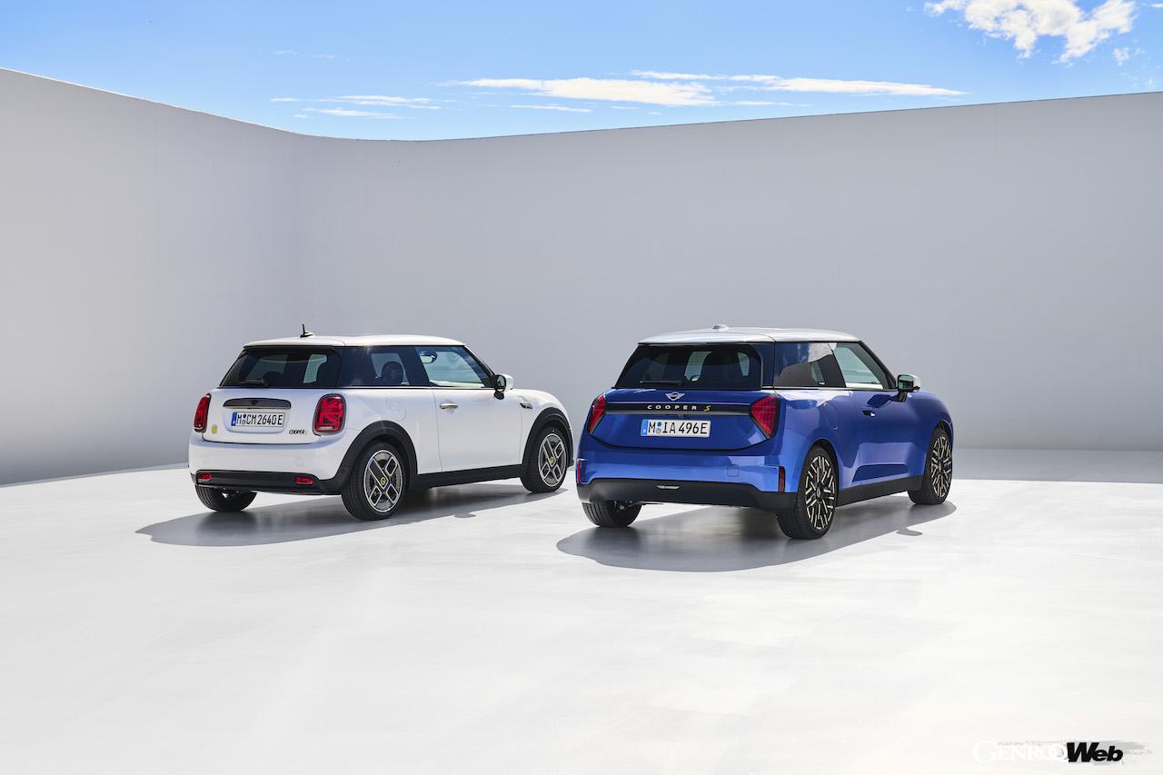 第4世代MINI（左）と新型「MINI クーパー 3ドア（右）」。