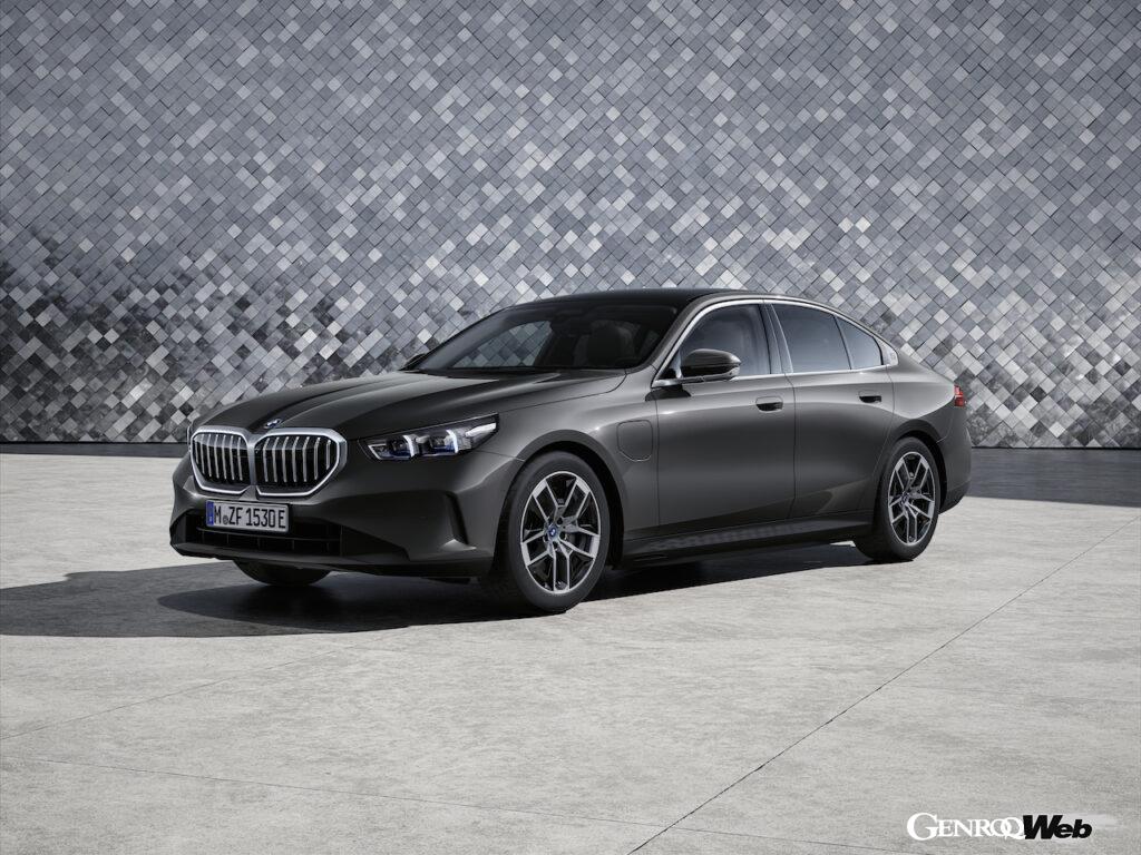 今年発表された5シリーズセダンに、待望のプラグインハイブリッド仕様を追加。「BMW 550e xDrive セダン」と「BMW 530eセダン(写真)」の2車種が2024年春から販売される。