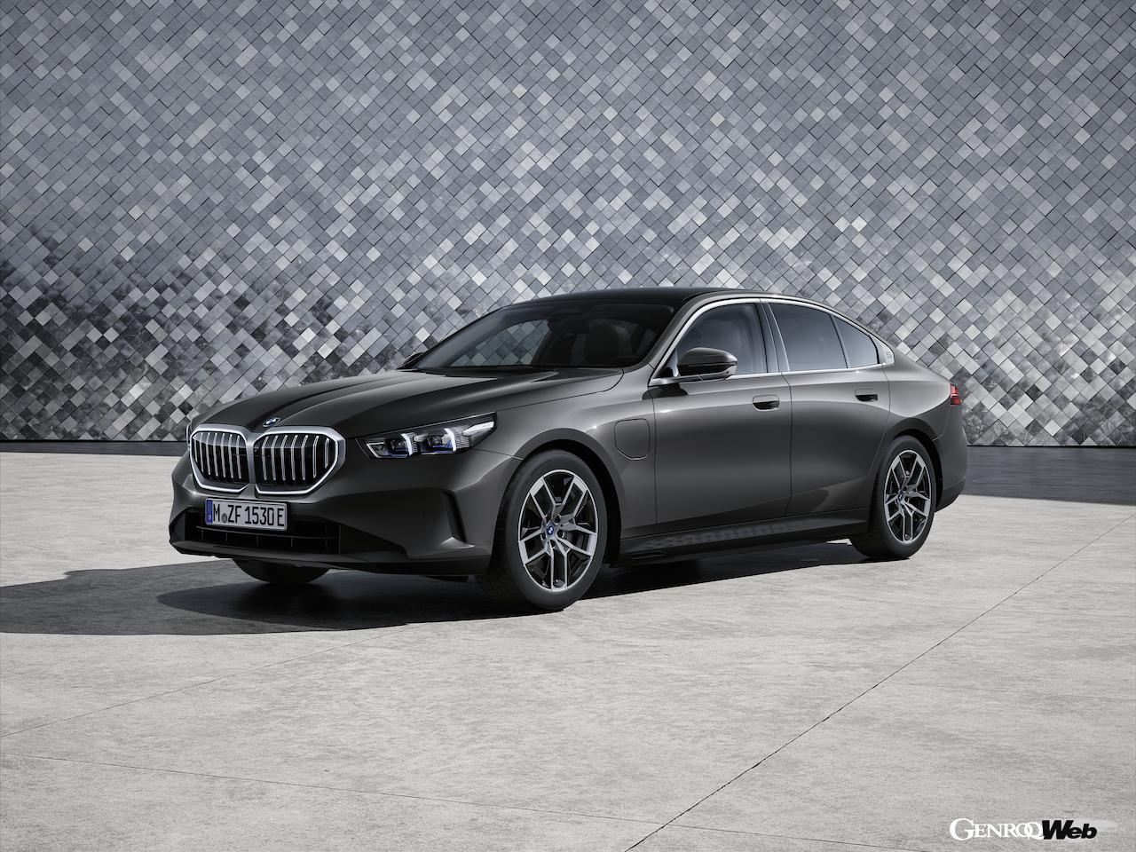 今年発表された5シリーズセダンに、待望のプラグインハイブリッド仕様を追加。「BMW 550e xDrive セダン」と「BMW 530eセダン（写真）」の2車種が2024年春から販売される。