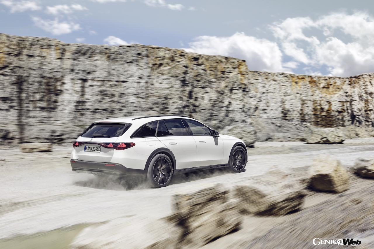 メルセデス・ベンツ Eクラス オールテレインの走行シーン。