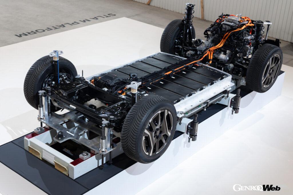 E-3008は、ステランティスが開発したEV専用プラットフォーム「STLA ミディアム」を初採用。出力の異なる3種類のパワートレインから選択することができる。