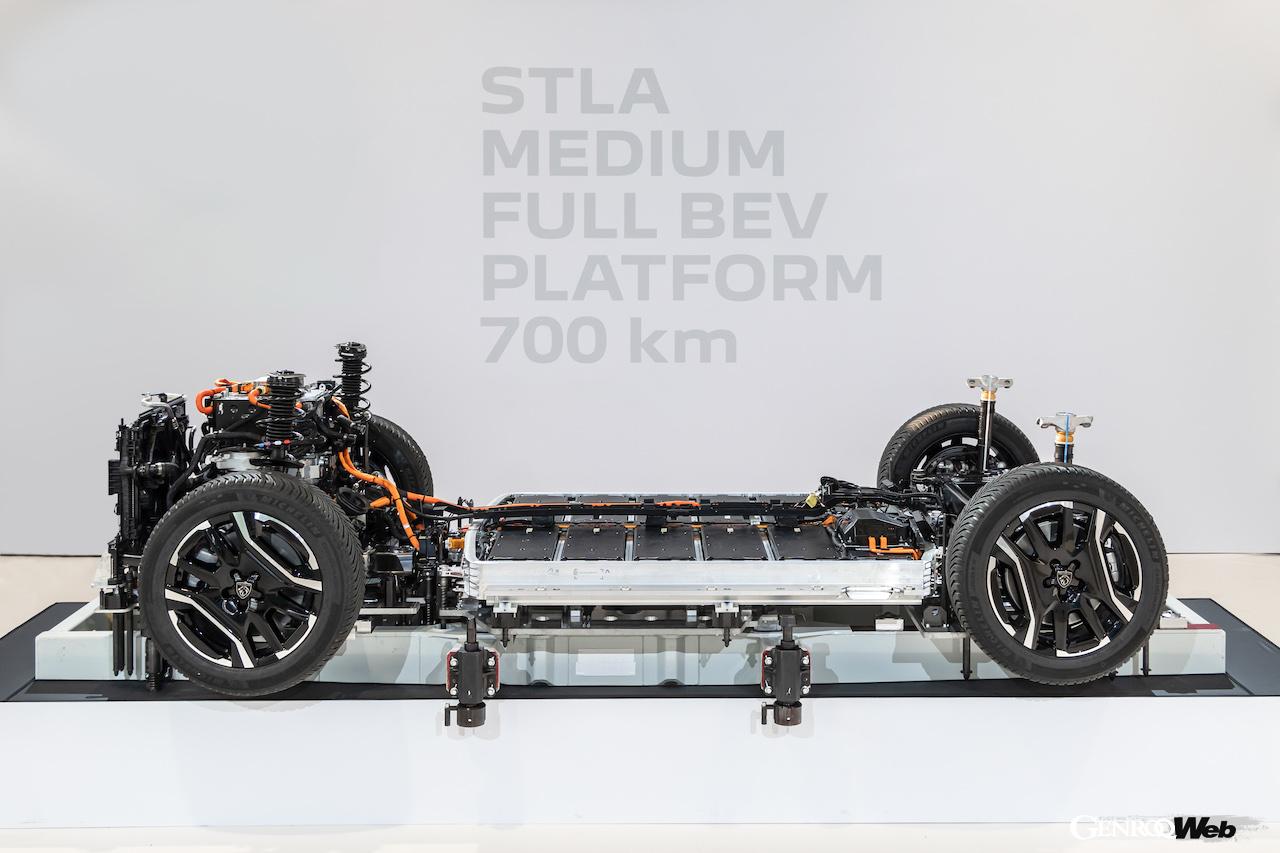 E-3008は、ステランティスが開発したEV専用プラットフォーム「STLA ミディアム」を初採用。出力の異なる3種類のパワートレインから選択することができる。