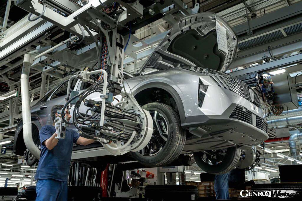 プジョーは2030年までに、ヨーロッパにおける販売台数の100%をEVとする計画を持っており、新型E-3008は、その先鞭をつけるモデル。E-3008は、フランスのソショー工場のみで生産される。