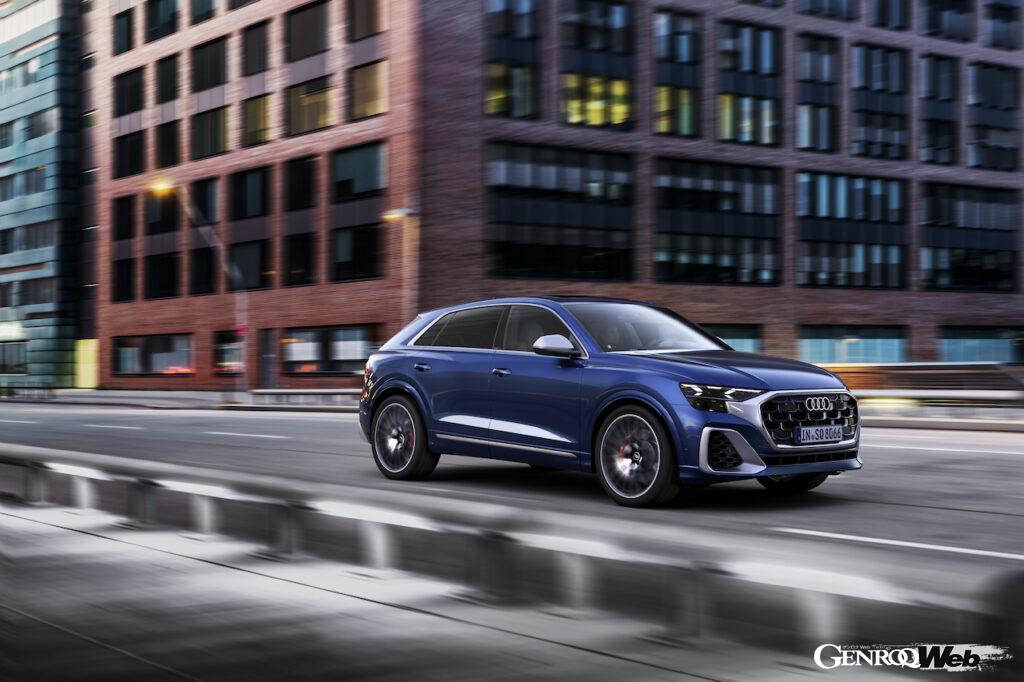 内外装がアップデートされた「アウディ SQ8」改良新型の走行シーン。