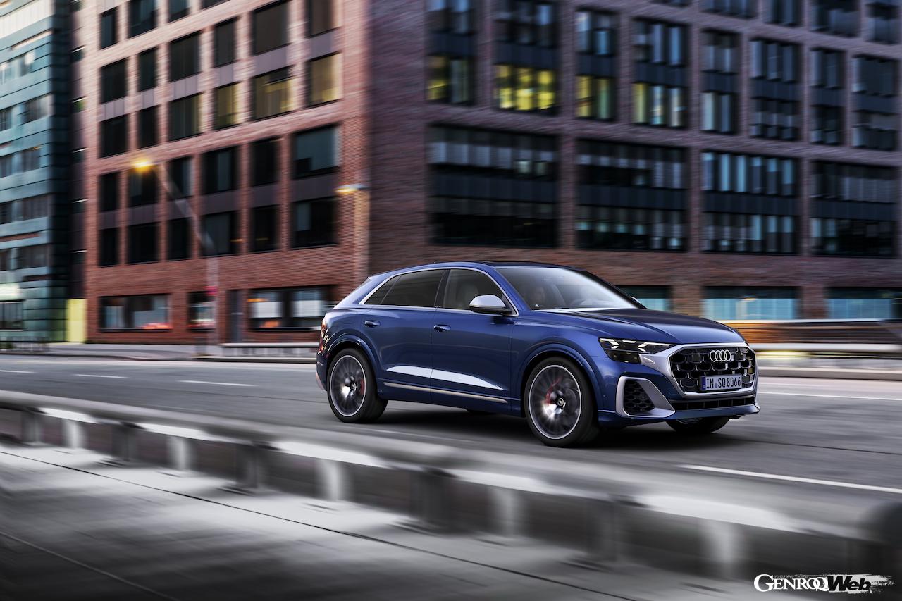 内外装がアップデートされた「アウディ SQ8」改良新型の走行シーン。