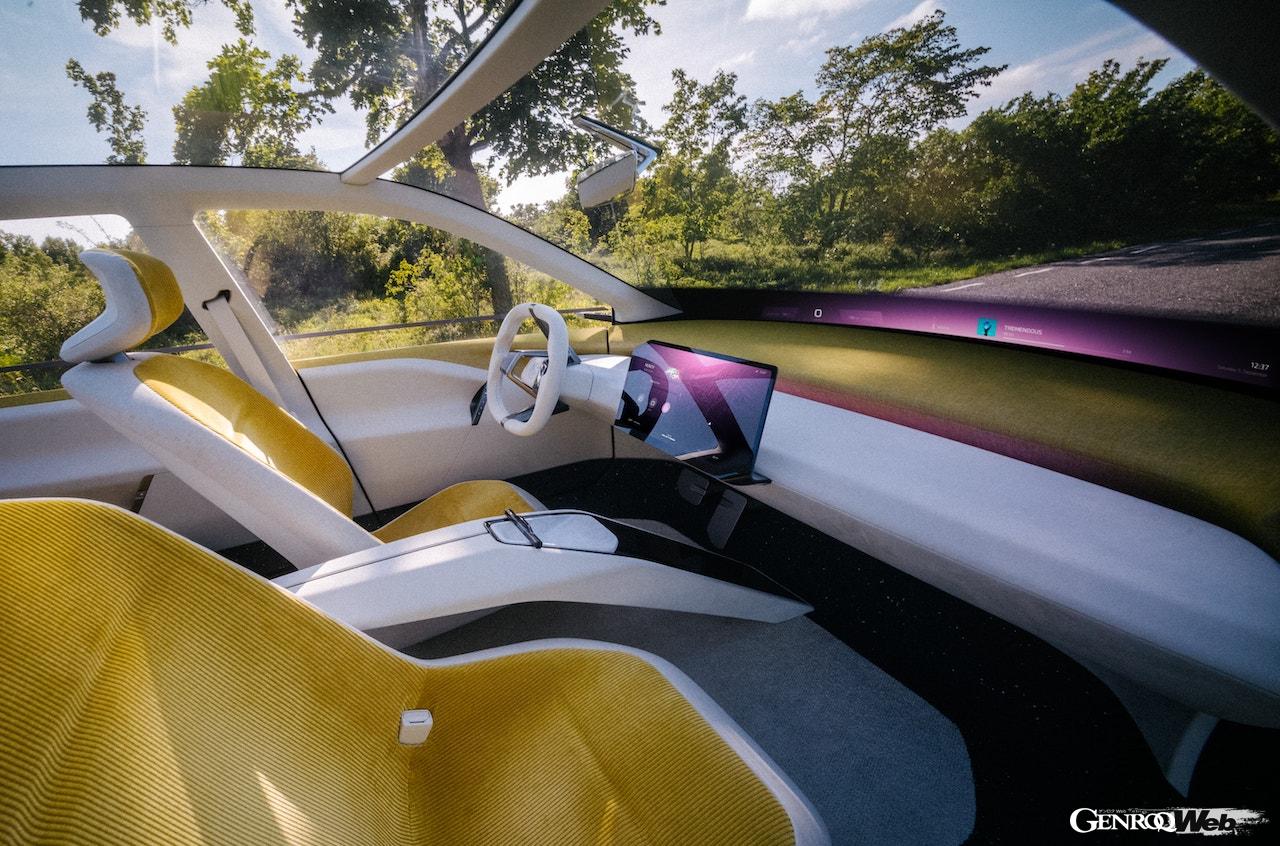 ドライバーを含めたすべてのパッセンジャーに新たなユーザー体験を提供する、「BMW ビジョン ノイエ クラッセ」のインテリア。