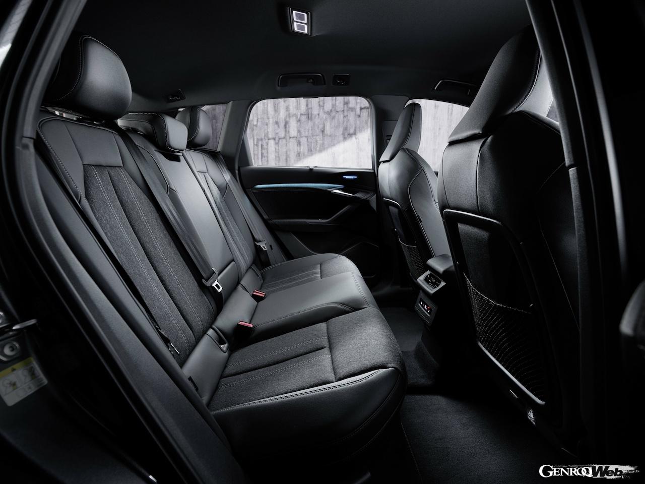 アウディが新たに開発した新世代インテリア・デザインが導入された「Q6 e-tron」。