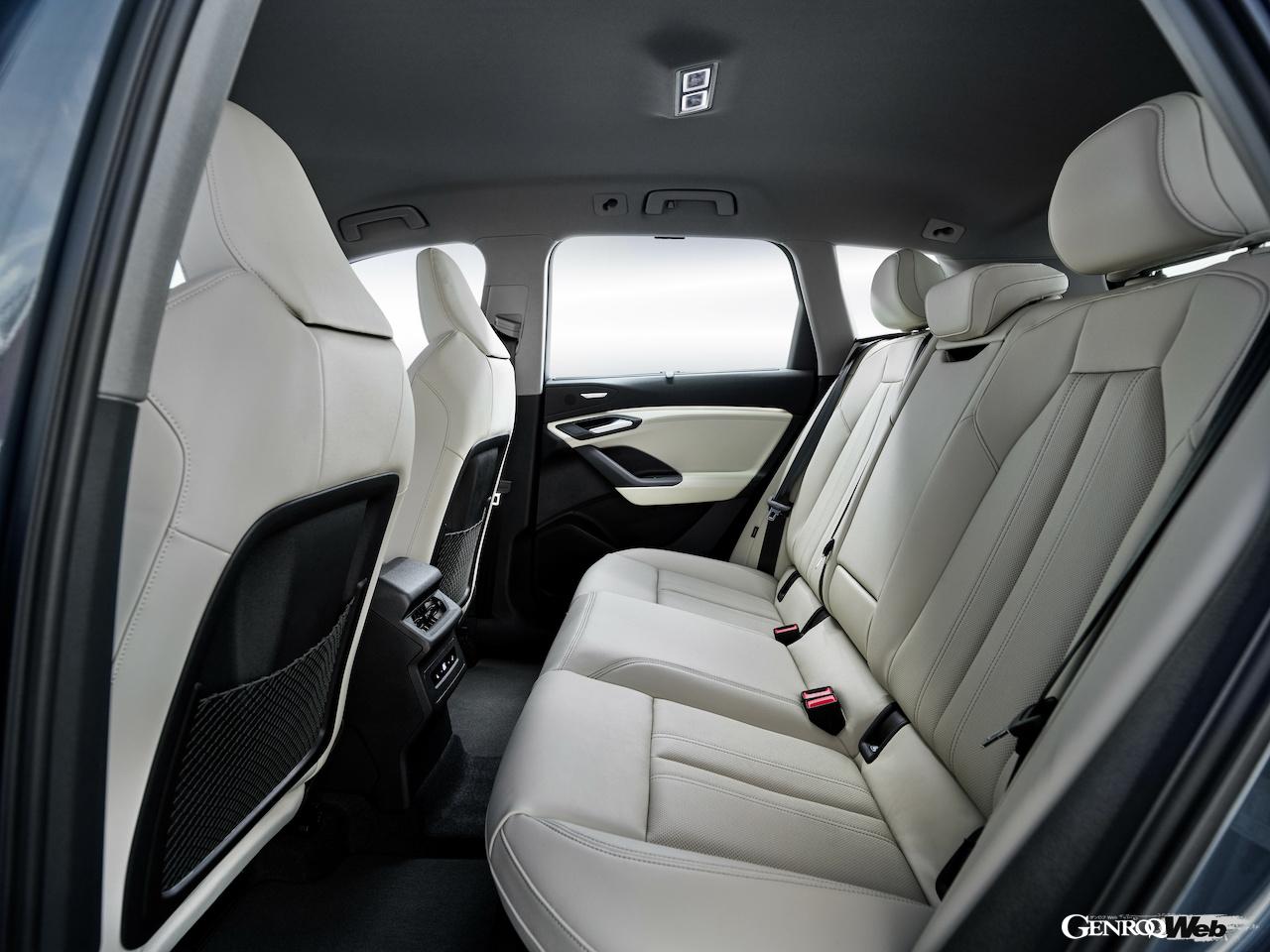 アウディが新たに開発した新世代インテリア・デザインが導入された「Q6 e-tron」。