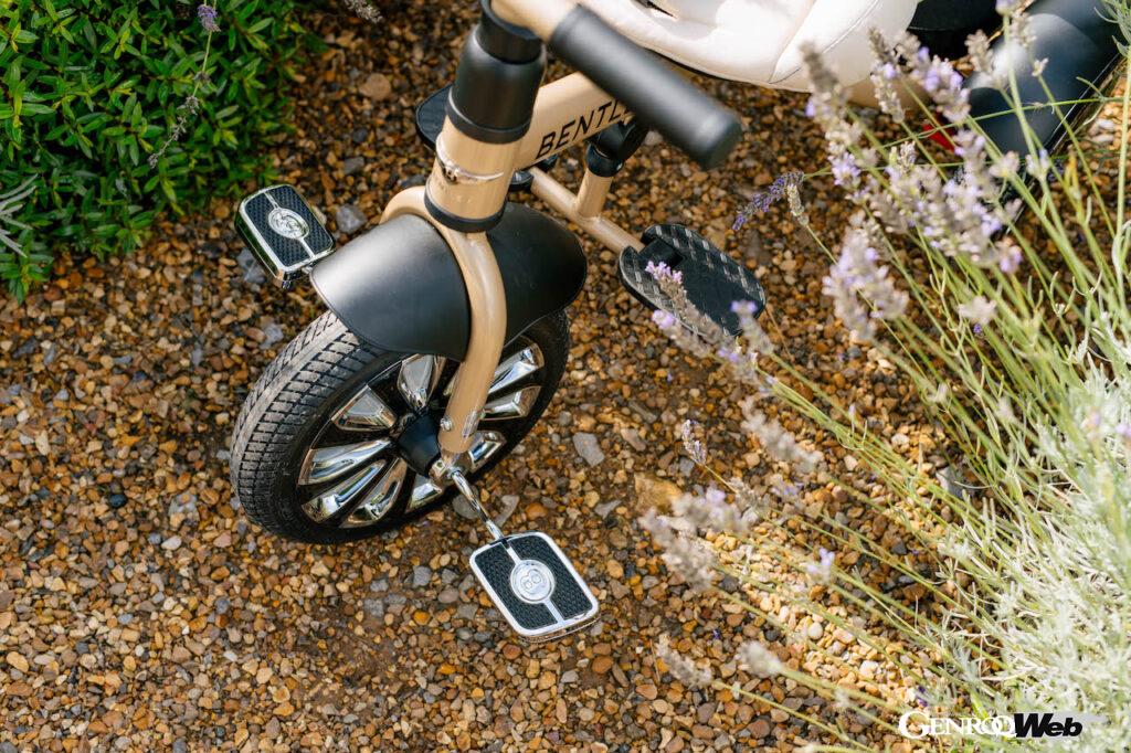 ベントレーのラインアップに、マリナー製モデルの内外装を再現した三輪車「6イン 1 マリナー トライサイクル」が登場した。