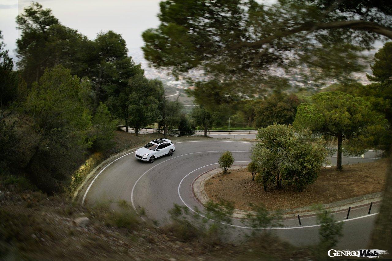 日本導入がスタートした「ポルシェ カイエン S E-ハイブリッド」の走行シーン。