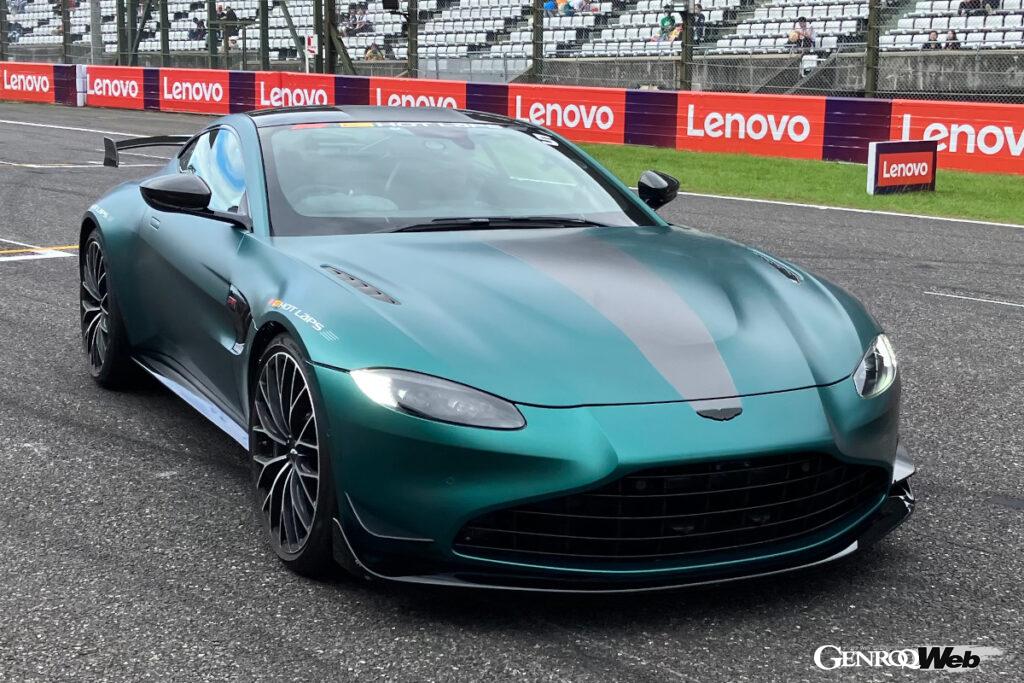 プロドライバーの助手席でレースウィーク中のフルコースを1周、同乗走行する『F1 PIRELLI HOT LAPS』では、幸運にもヴァンキッシュF1エディションを引き当てた。