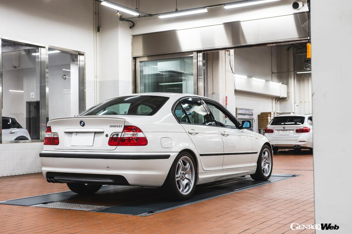 Abe BMW 品川サービスセンターの大澤アフターセールス・ゼネラル・マネージャーとBMWクラシックの魅力を語り合う。Abe BMWではデモカーとしてE46の320iを整備中という。