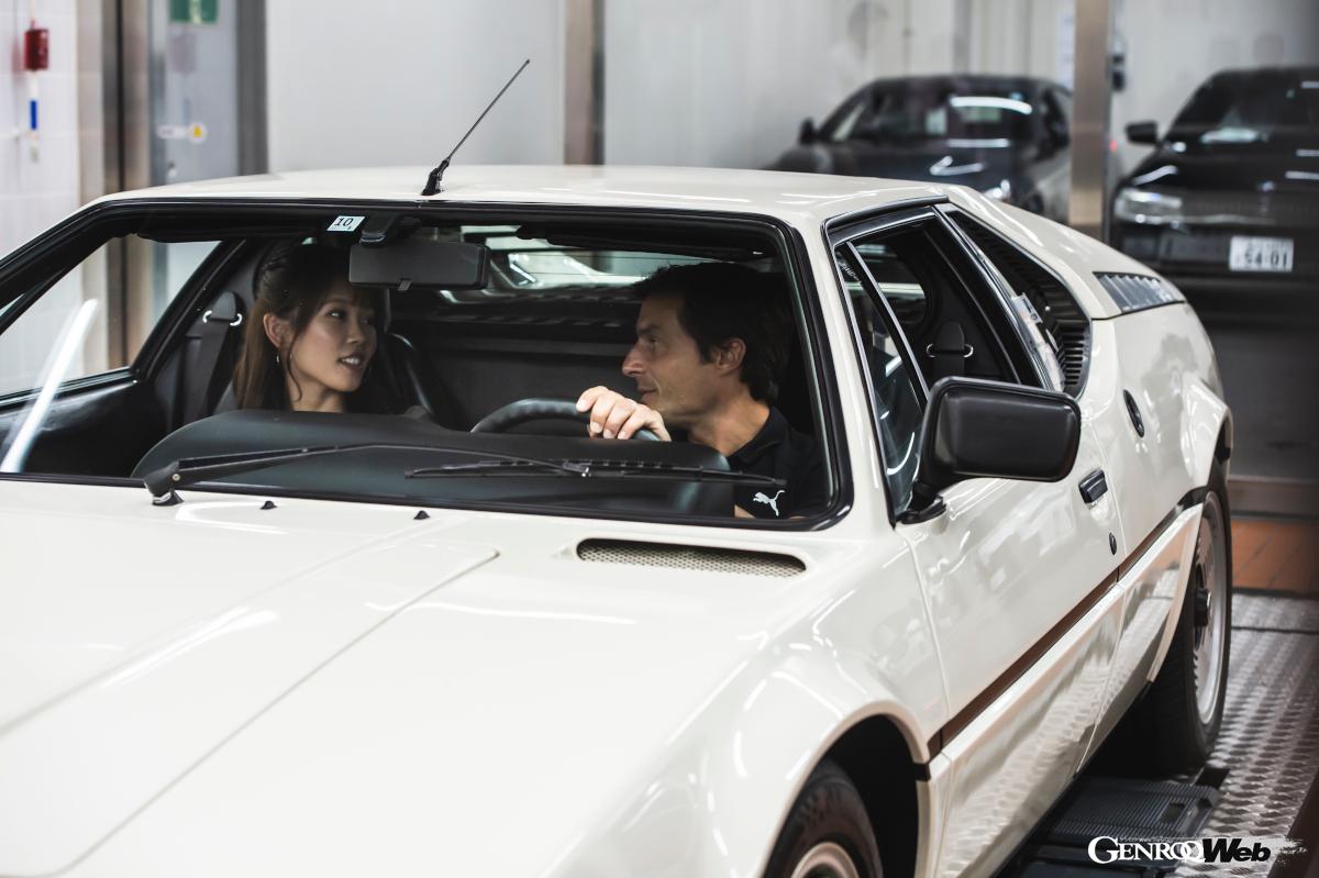 BMWクラシックのアンバサダーを務めるブルーノ・スペングラーさん（右）と「BMW／MINIアフターセールス学びプロジェクト」のリーダーを務める新木みおさん。
