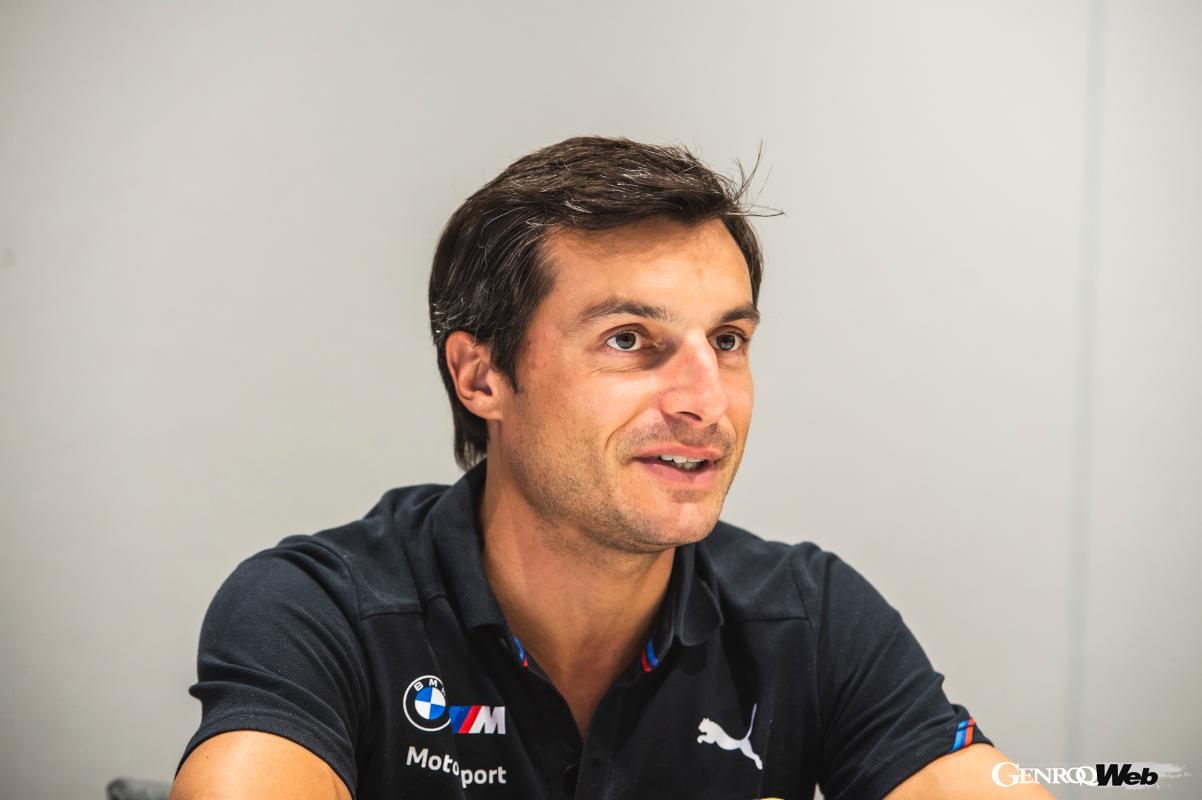 Abe BMW 品川サービスセンターの大澤アフターセールス・ゼネラル・マネージャーとBMWクラシックの魅力を語り合う。Abe BMWではデモカーとしてE46の320iを整備中という。