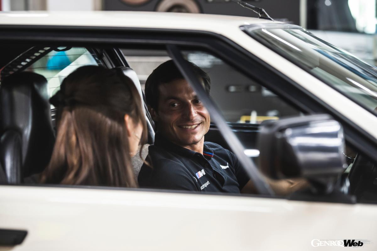 BMWクラシックのアンバサダーを務めるブルーノ・スペングラーさん（右）と「BMW／MINIアフターセールス学びプロジェクト」のリーダーを務める新木みおさん。