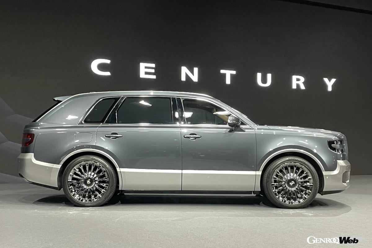 力強いベルトラインの垂直のグリルが高級感を生み出す。