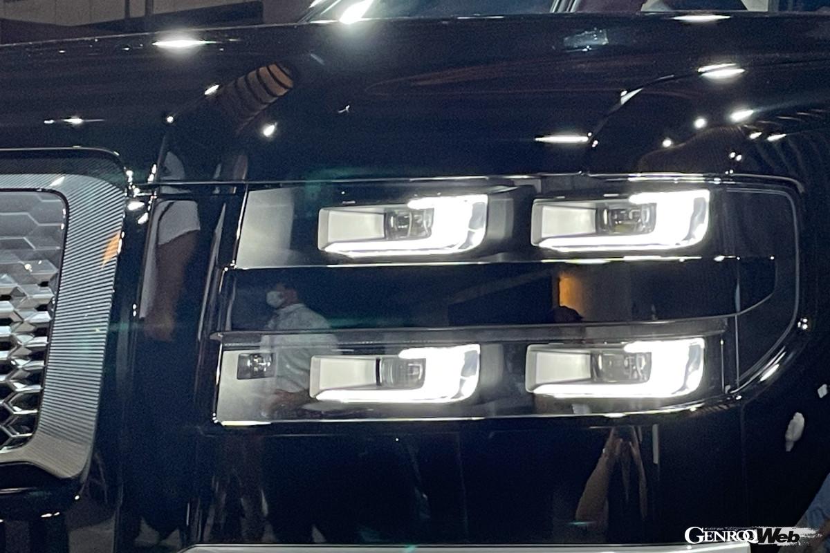 ヘッドライトとテールライトは4灯式のLED。