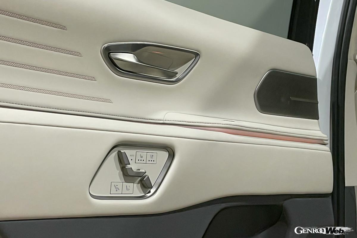 テーブルや冷蔵庫など、あらゆる快適装備が備わる。リヤドアのウインドウはスイッチひとつでクリアからすりガラス状まで濃度を変えることができる。