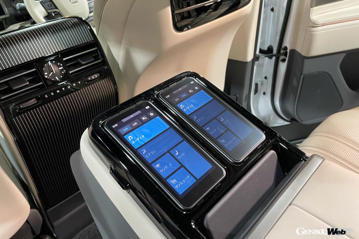 テーブルや冷蔵庫など、あらゆる快適装備が備わる。リヤドアのウインドウはスイッチひとつでクリアからすりガラス状まで濃度を変えることができる。