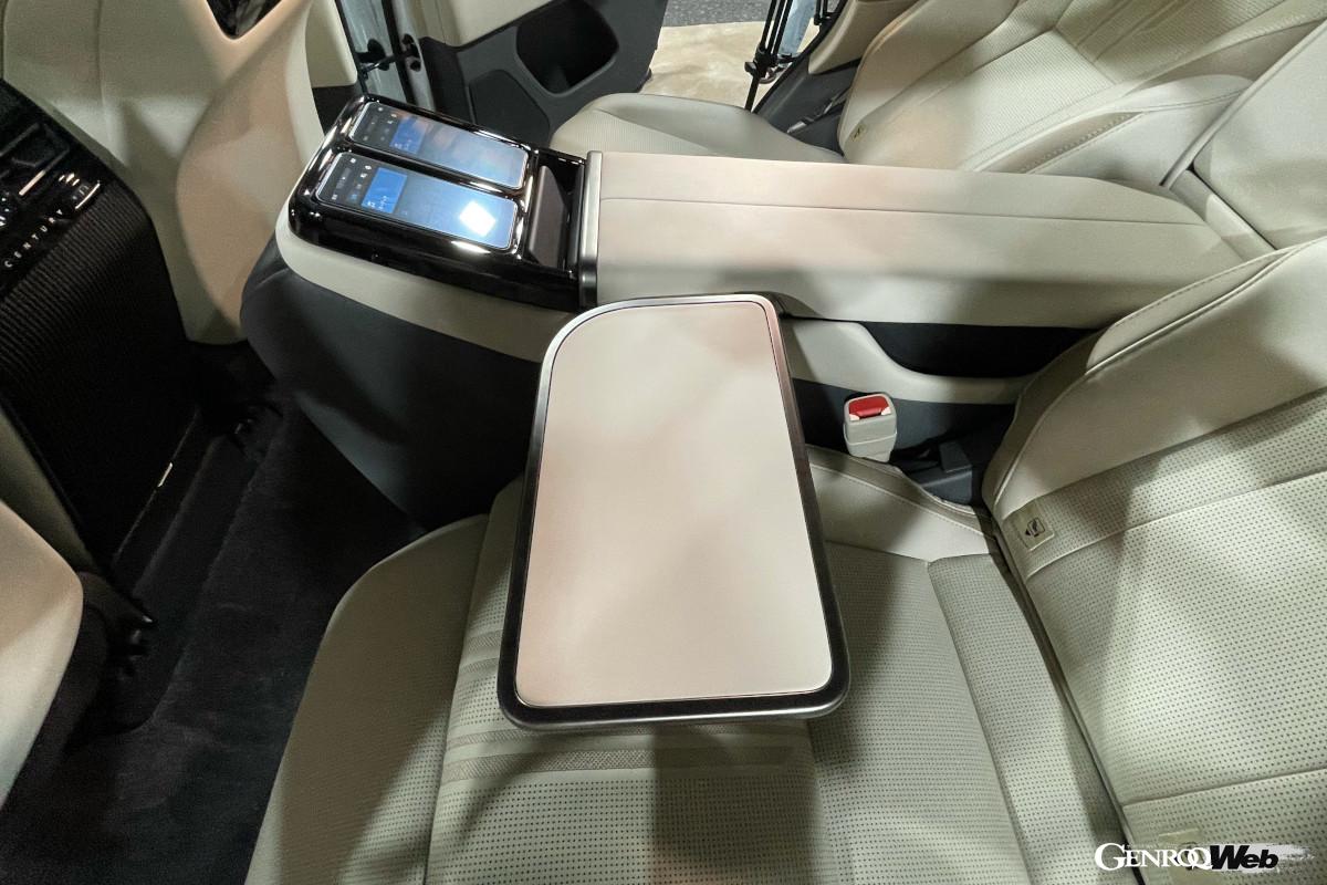 テーブルや冷蔵庫など、あらゆる快適装備が備わる。リヤドアのウインドウはスイッチひとつでクリアからすりガラス状まで濃度を変えることができる。