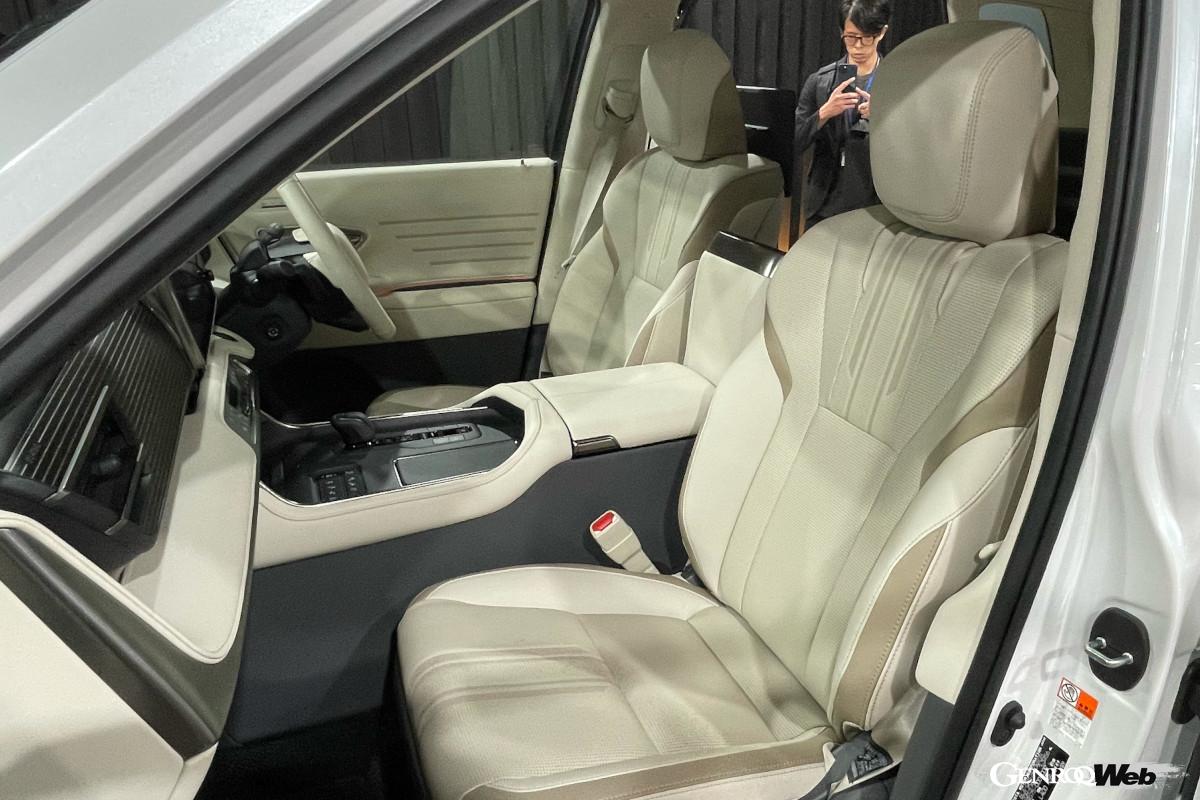 レザーシートはブラック、フロマージュ、ミッドブラウンの3色を用意。