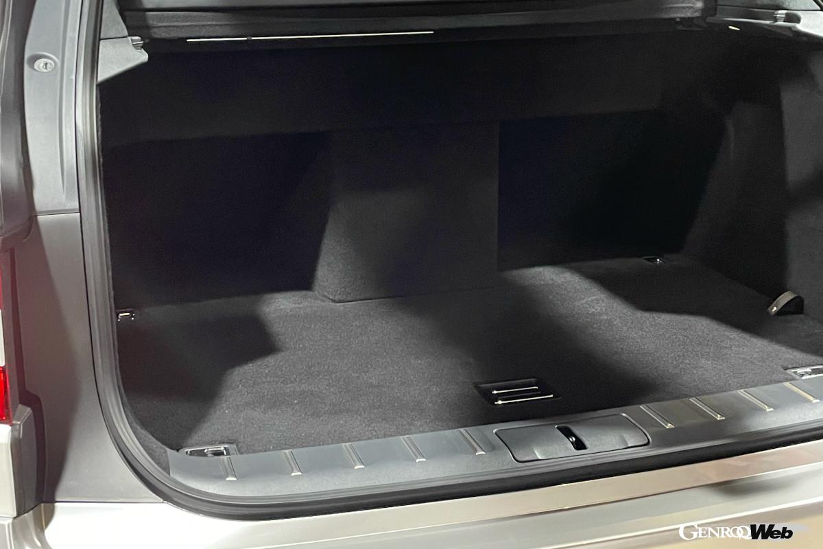 ラゲッジルームもかなりの大きさ。室内とつなげることはできない。