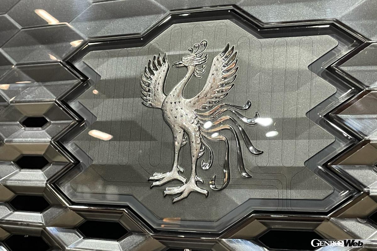 伝統の鳳凰のエンブレムの細工はもはや芸術品。ホイールキャップも手間がかけられている。