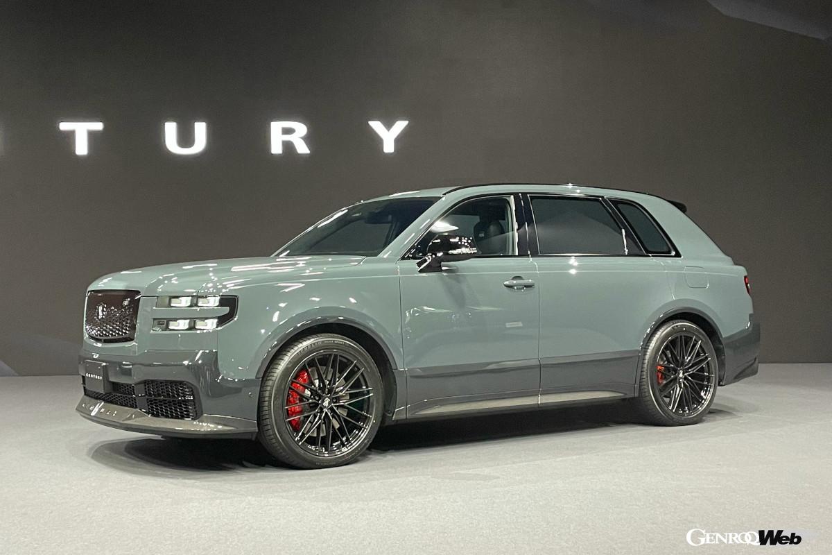 GRMNバージョンも登場。カーボン製のエアロパーツや専用のホイール、ブレーキなどを装着。