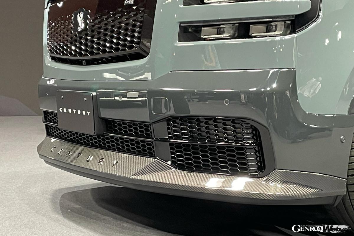 GRMNバージョンも登場。カーボン製のエアロパーツや専用のホイール、ブレーキなどを装着。