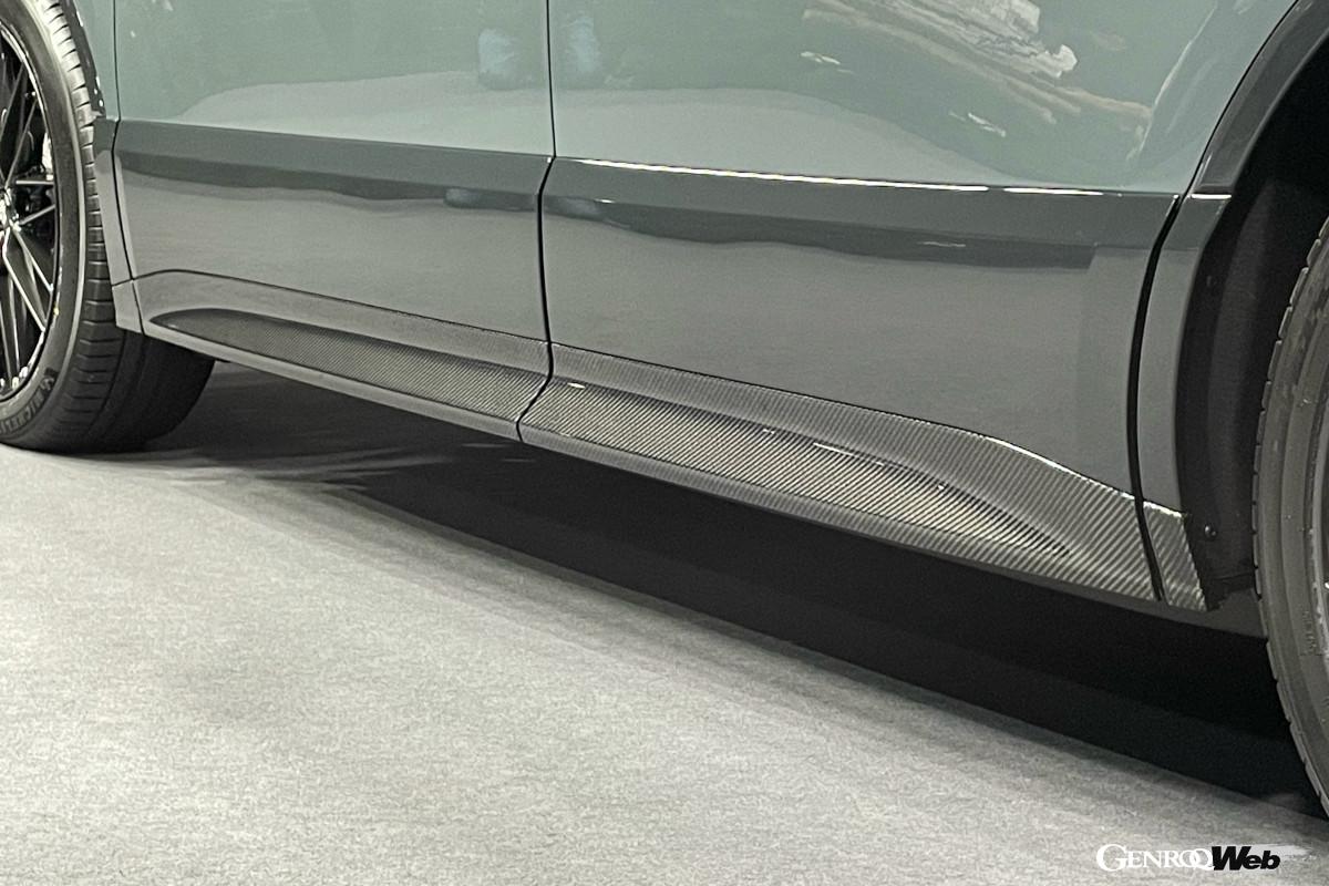 GRMNバージョンも登場。カーボン製のエアロパーツや専用のホイール、ブレーキなどを装着。